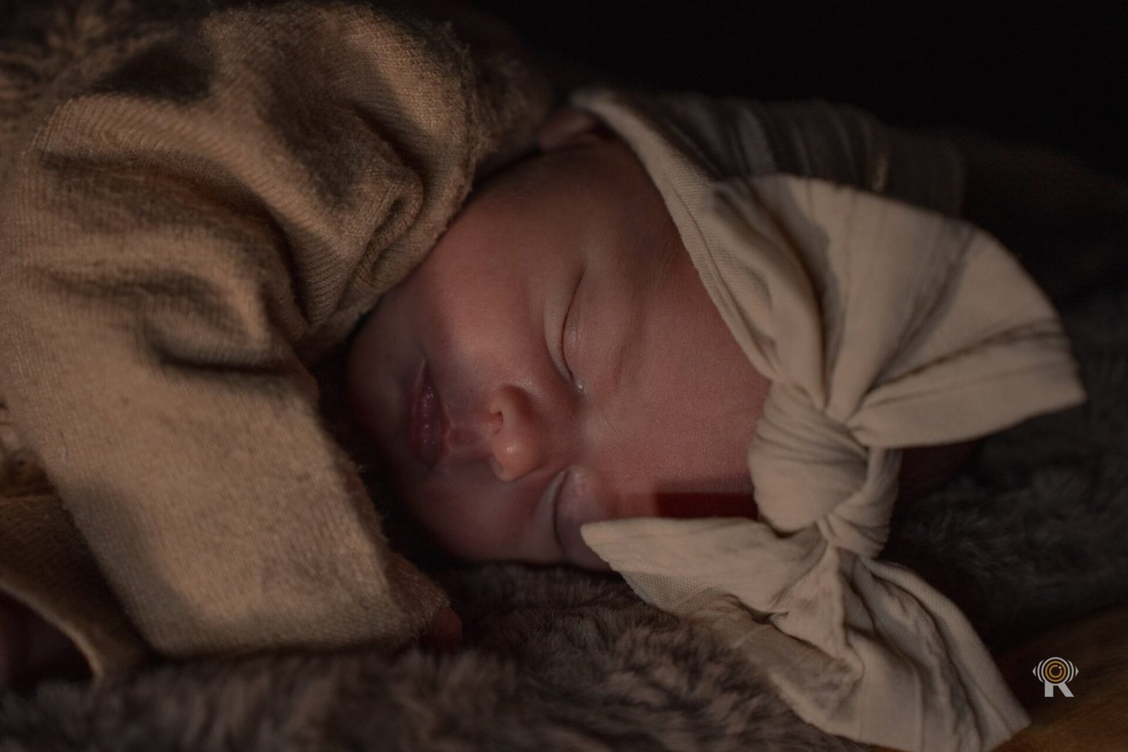 Photographe naissance Toulouse, séance nouveau-né lifestyle à domicile.