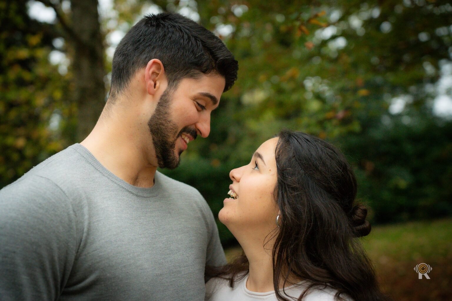 Front contre front : il baisse les yeux en souriant, elle le regarde d'en bas en riant