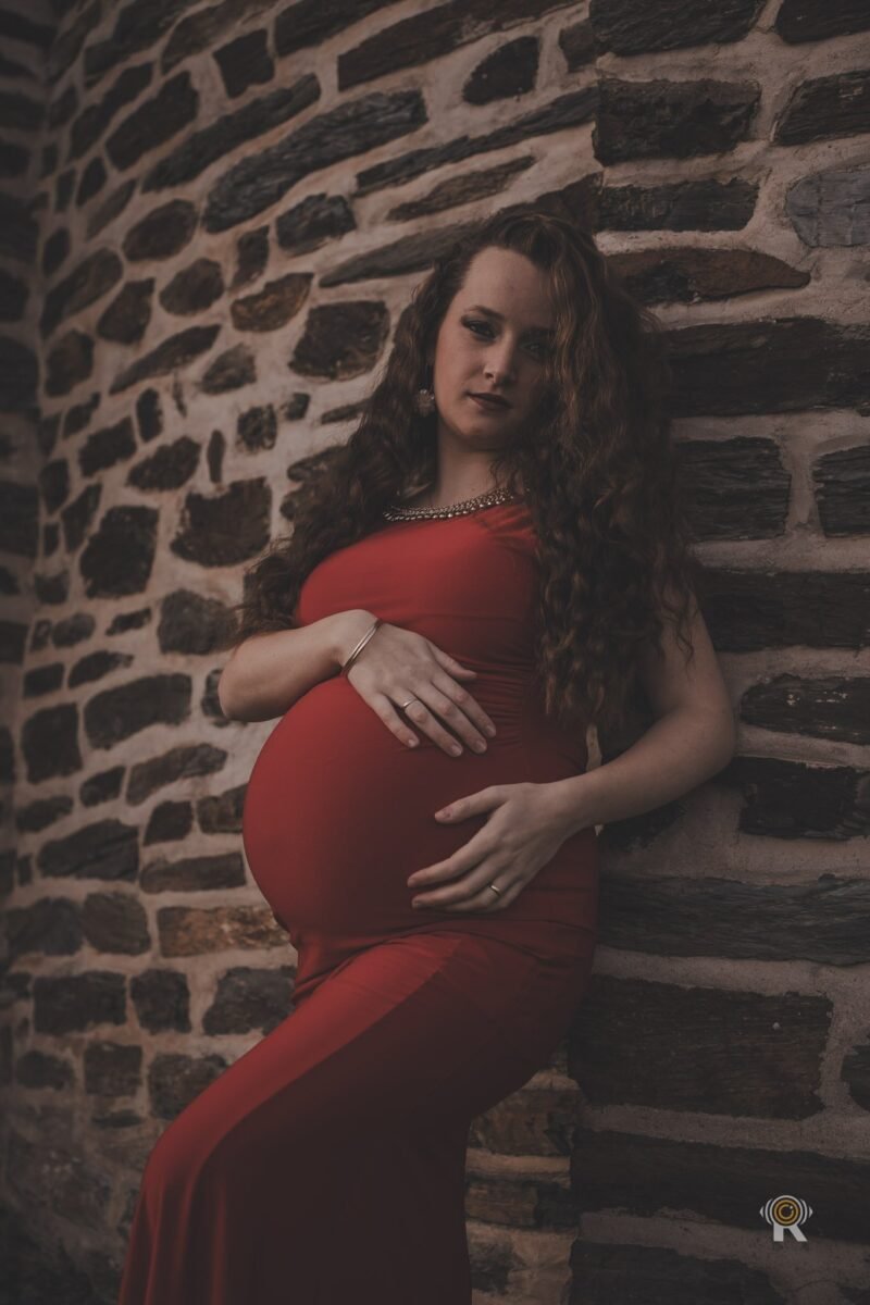 Séance photo maternité à Toulouse. Rufino Studio, photographe maternité en Occitanie.