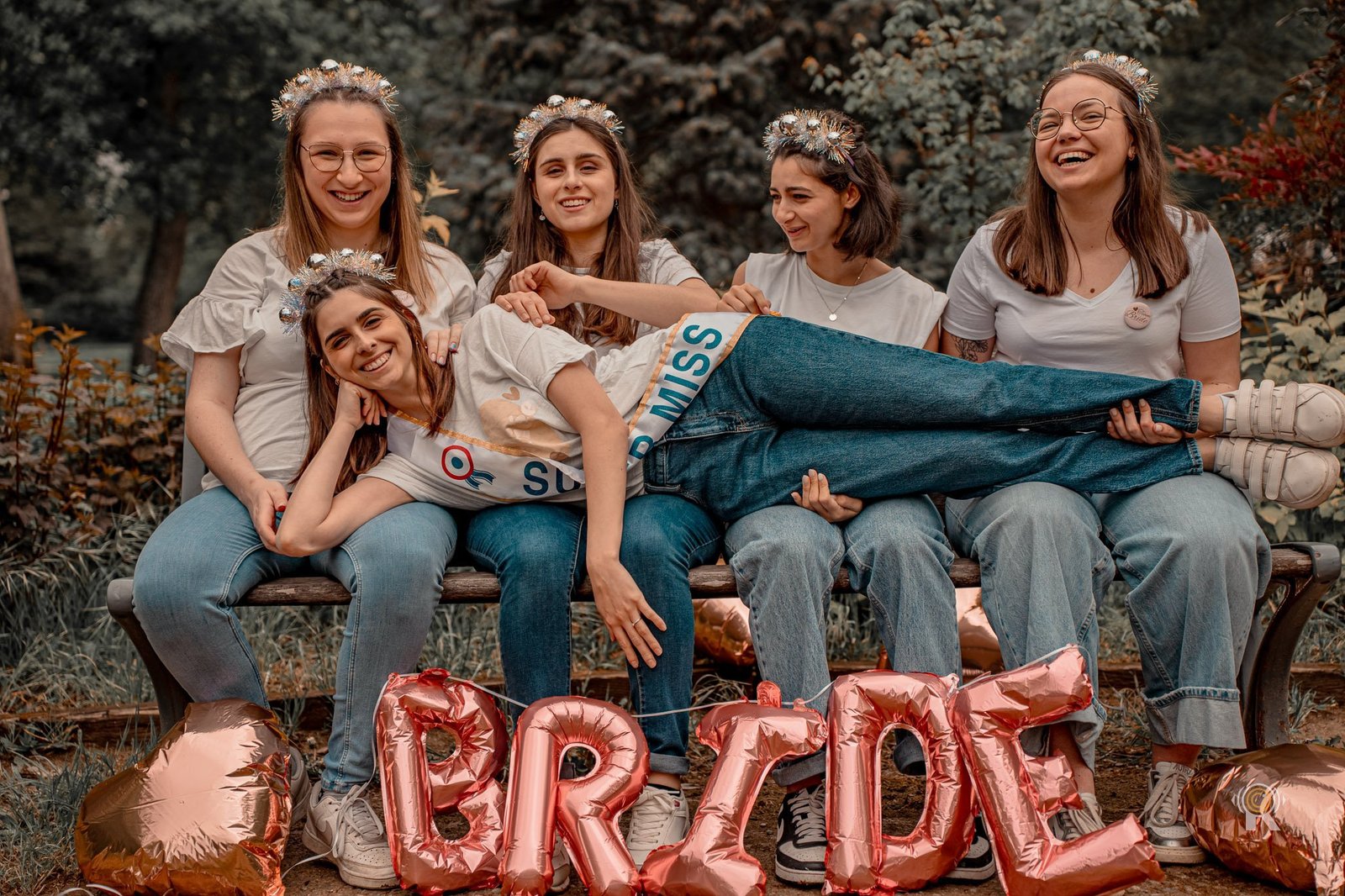 EVJF à Toulouse, banc dans le parc, ballons BRIDE rose gold, ambiance lifestyle, Rufino Studio.