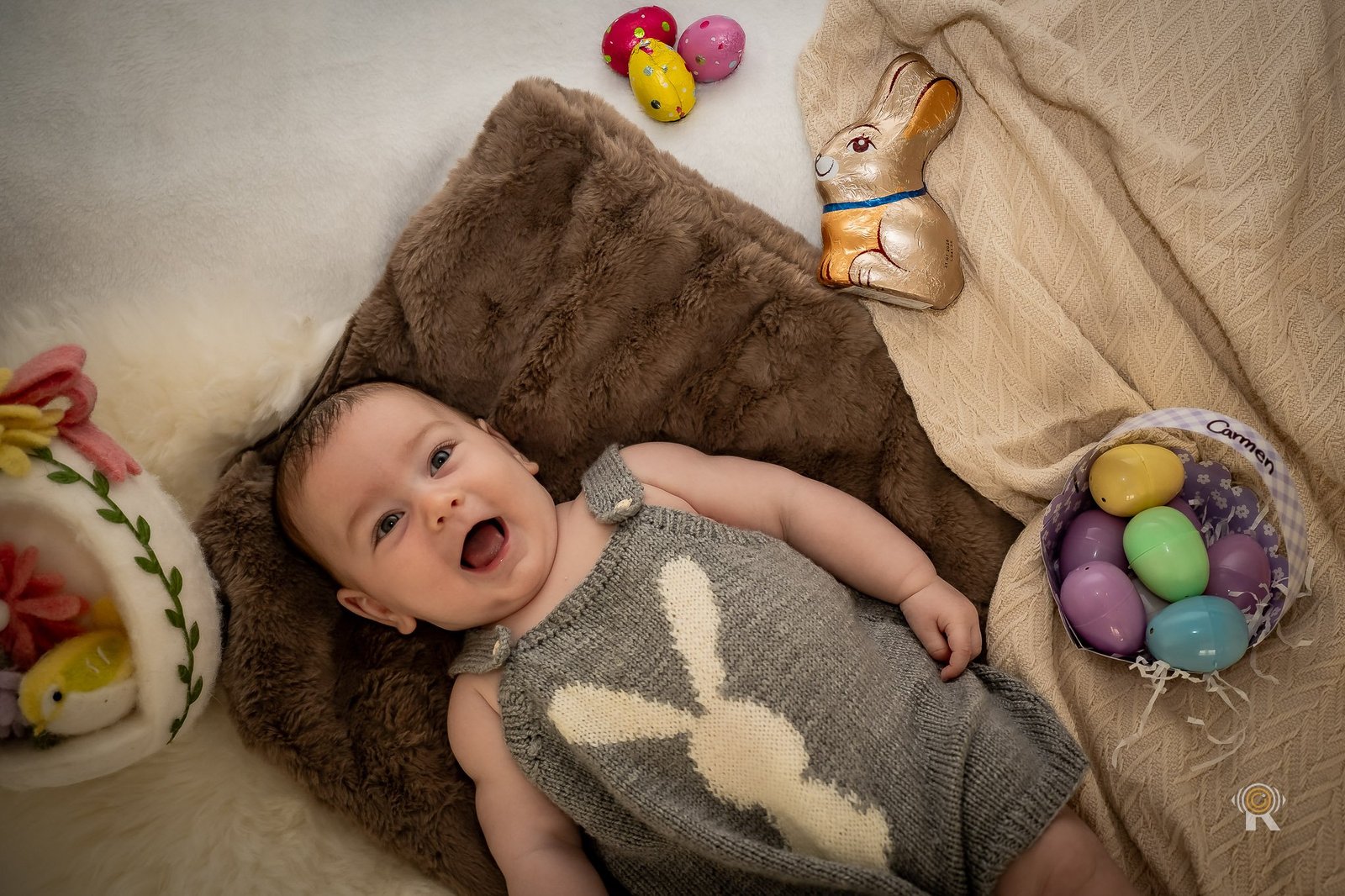 Bébé qui rit à la maison un matin, reportage de famille immersif, Rufino Studio photographe et vidéaste Toulouse.