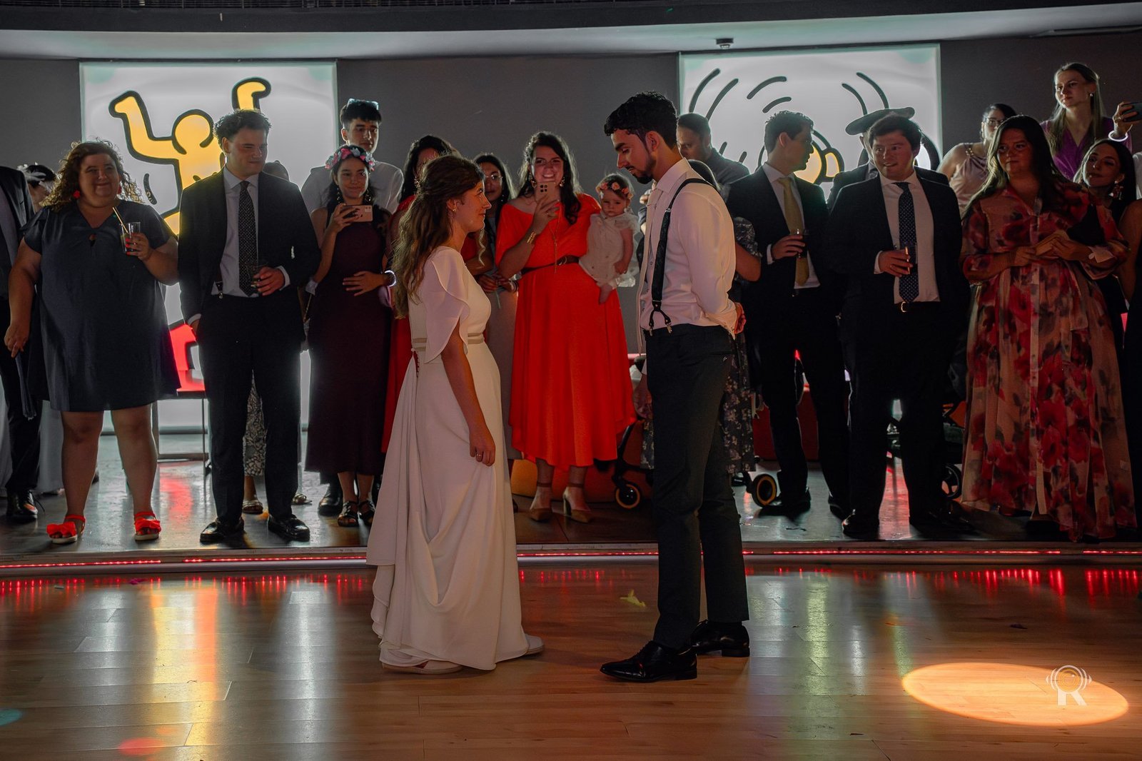 Les invités entourent les mariés sur la piste de danse, mariage photographié par Rufino Studio.