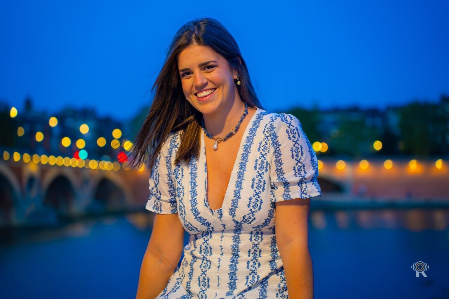 Portrait souriant en extérieur, à l’heure bleue, au bord de la Garonne