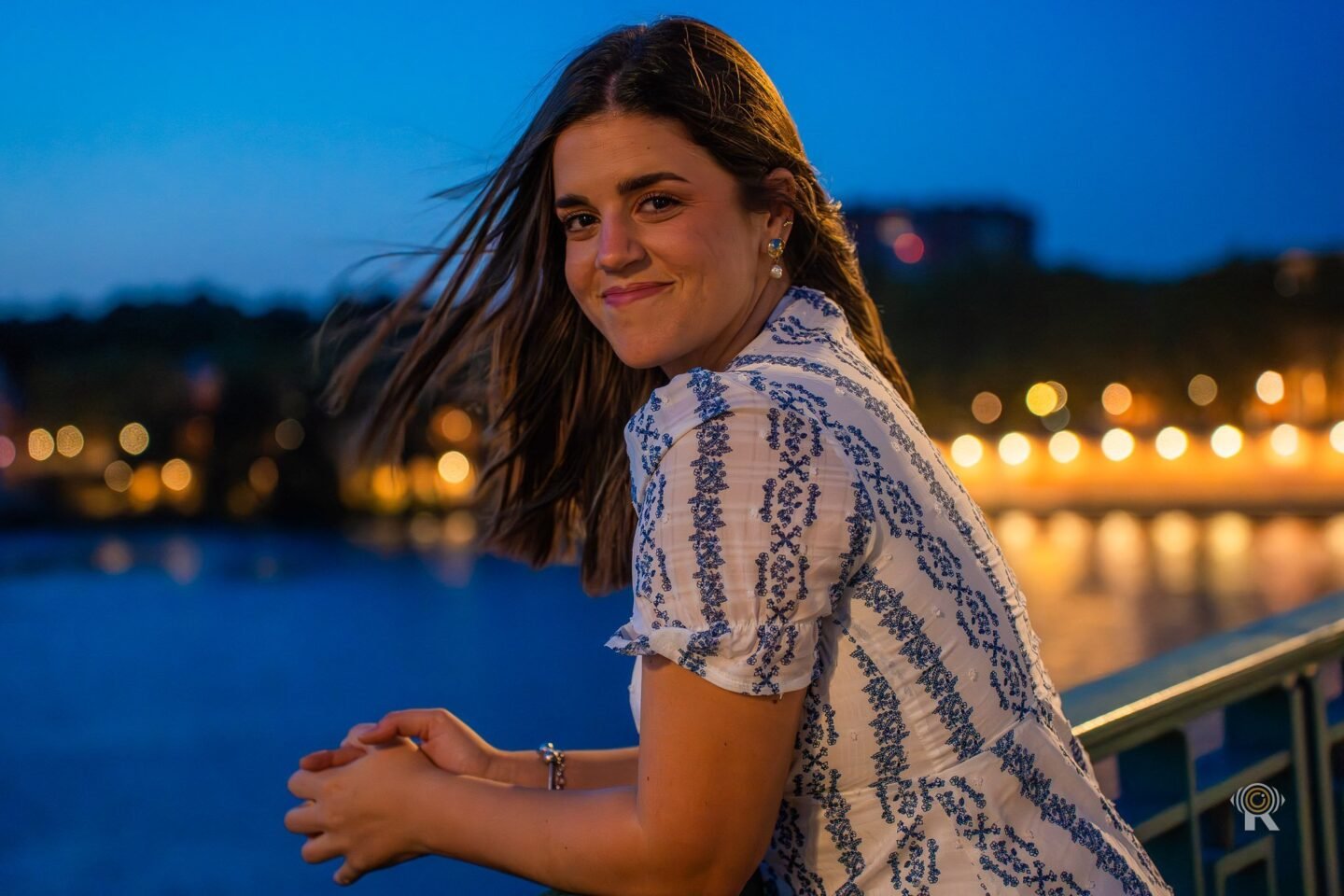Portrait en extérieur à l’heure bleue, au bord de la Garonne, à Toulouse