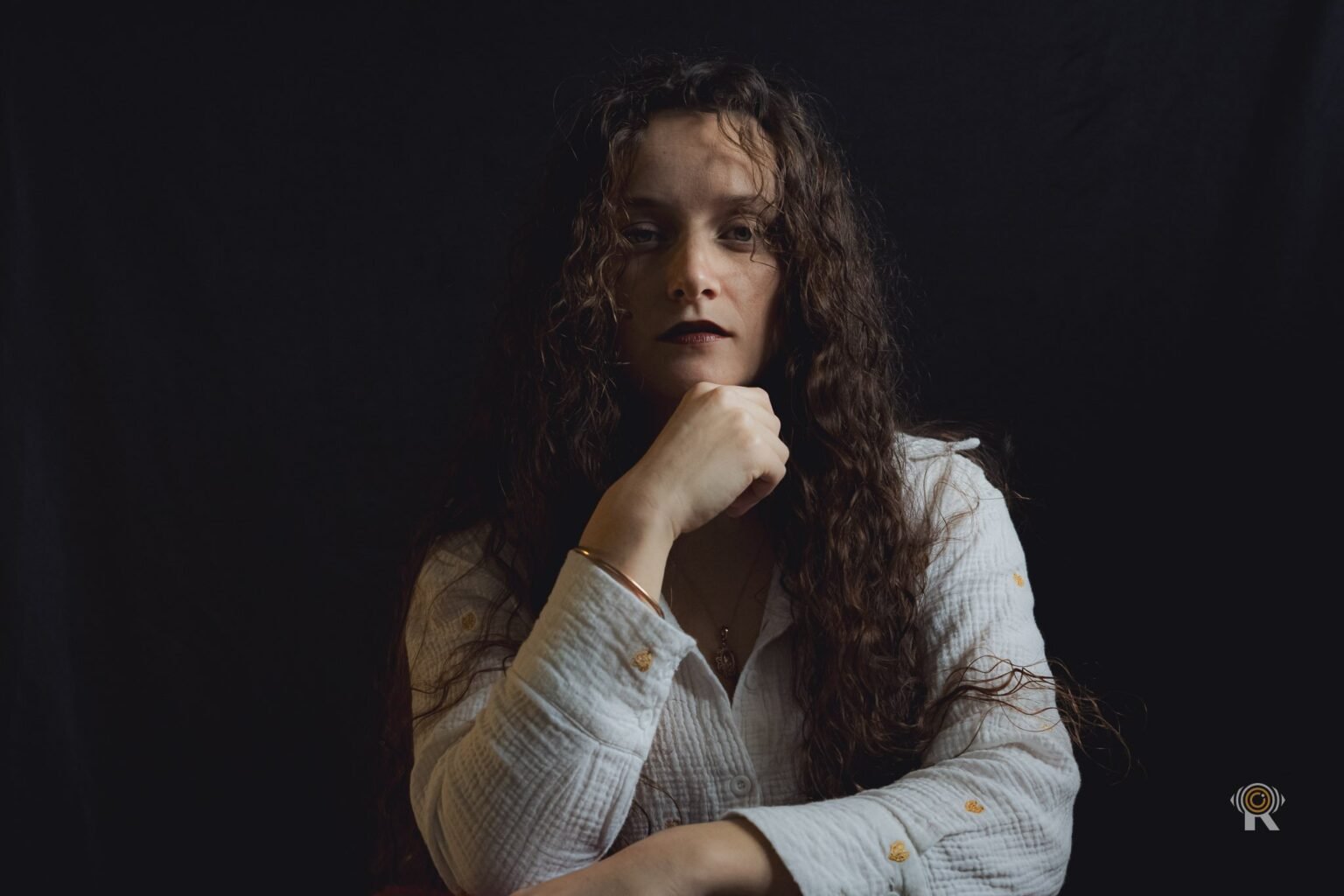 Portrait corporate en lumière naturelle, réalisé sur le lieu de travail.