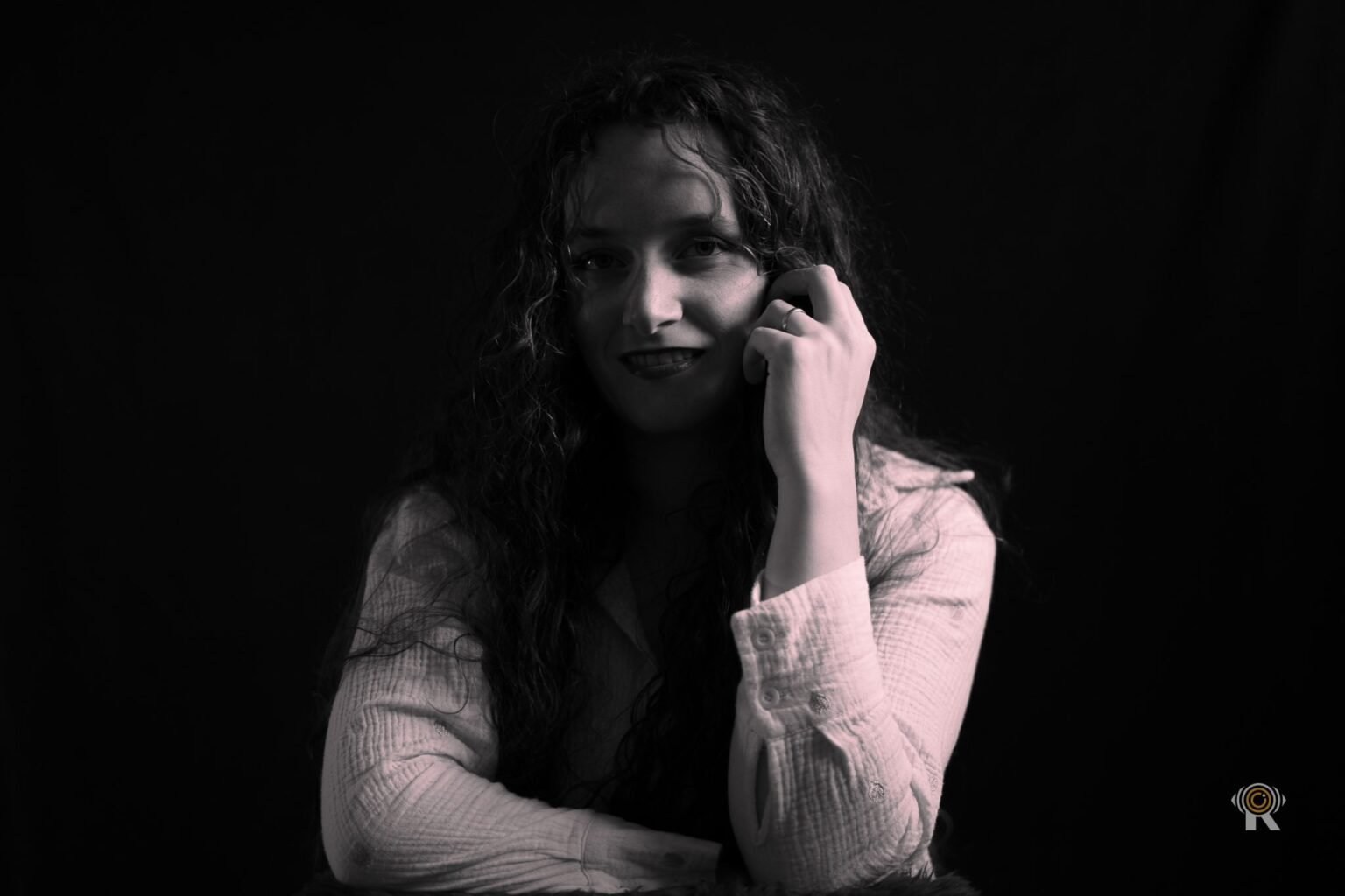 Portrait studio de Jennifer en noir et blanc, un exemple de rendu