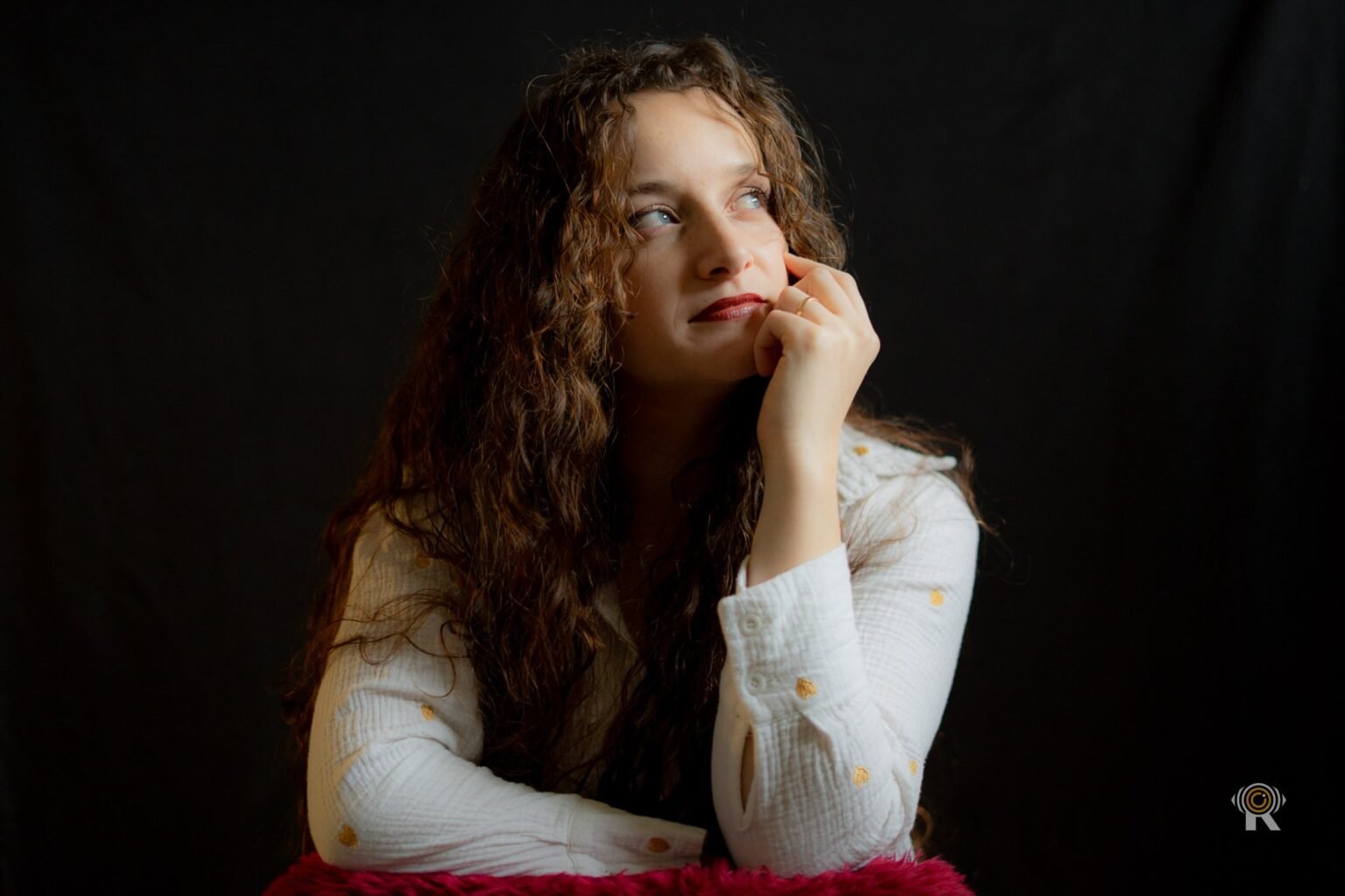 Portrait studio de Jennifer, regard de profil, fond noir