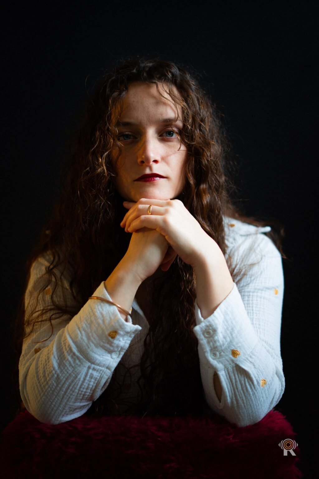 Portrait studio de Jennifer, mains jointes sous le menton