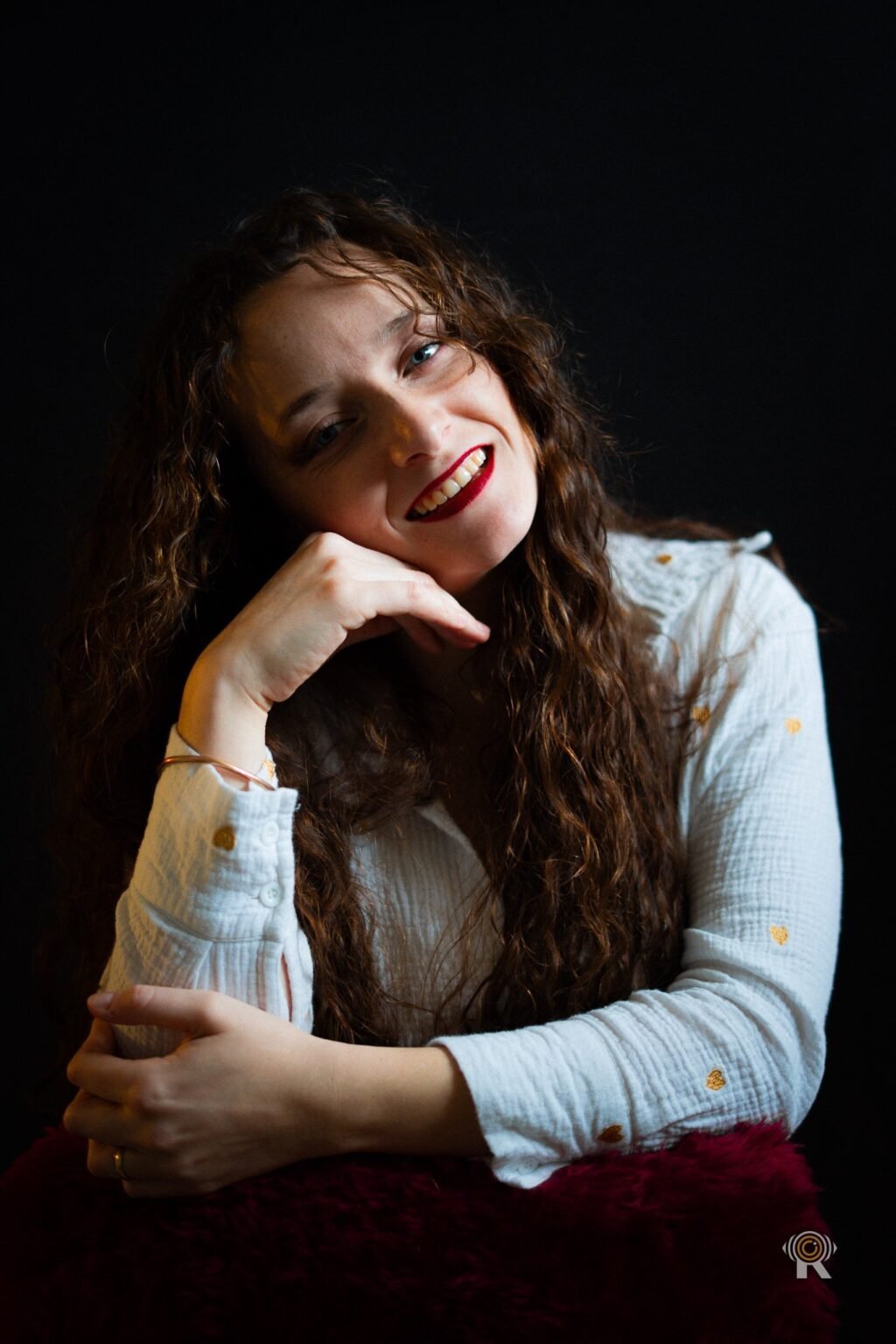 Portrait studio de Jennifer, sourire, fond noir