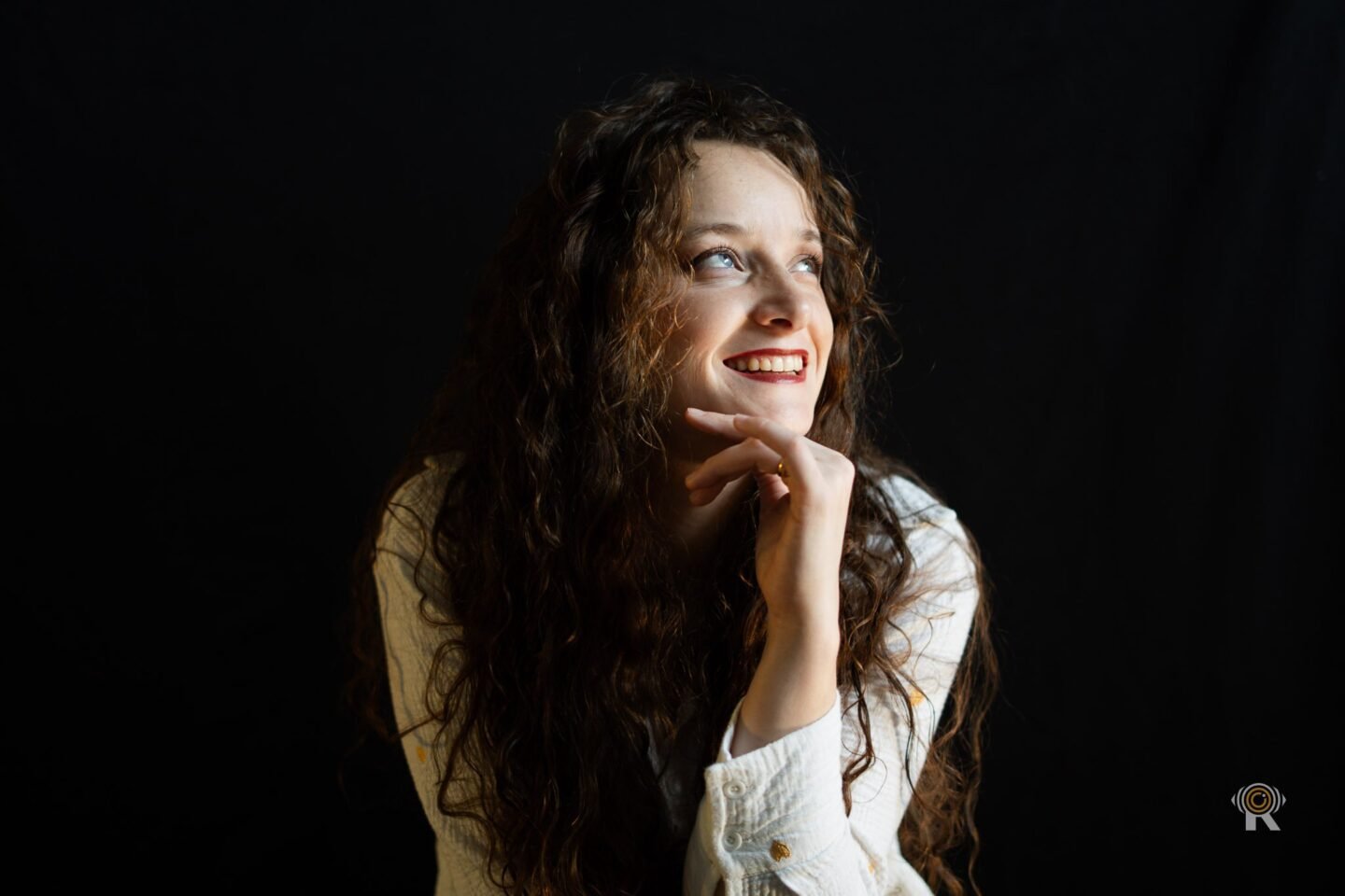 Portrait professionnel en studio sur fond noir, réalisé à Colomiers près de Toulouse