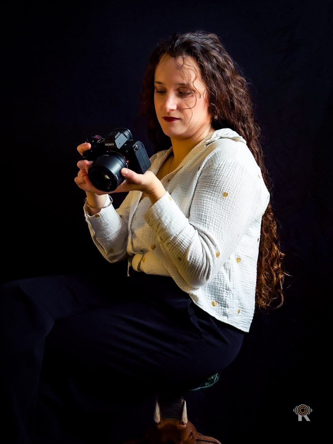 Jennifer, appareil photo à la main, vérifiant une image