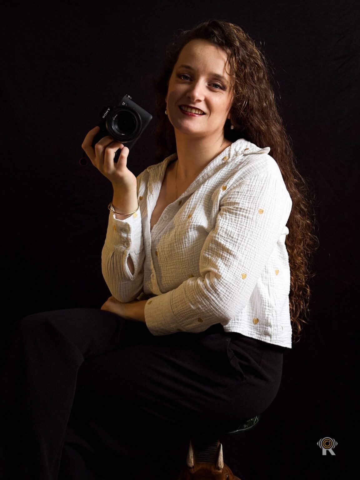 Jennifer, de l'équipe Rufino Studio, appareil photo à la main, pendant une demi-journée de tournage