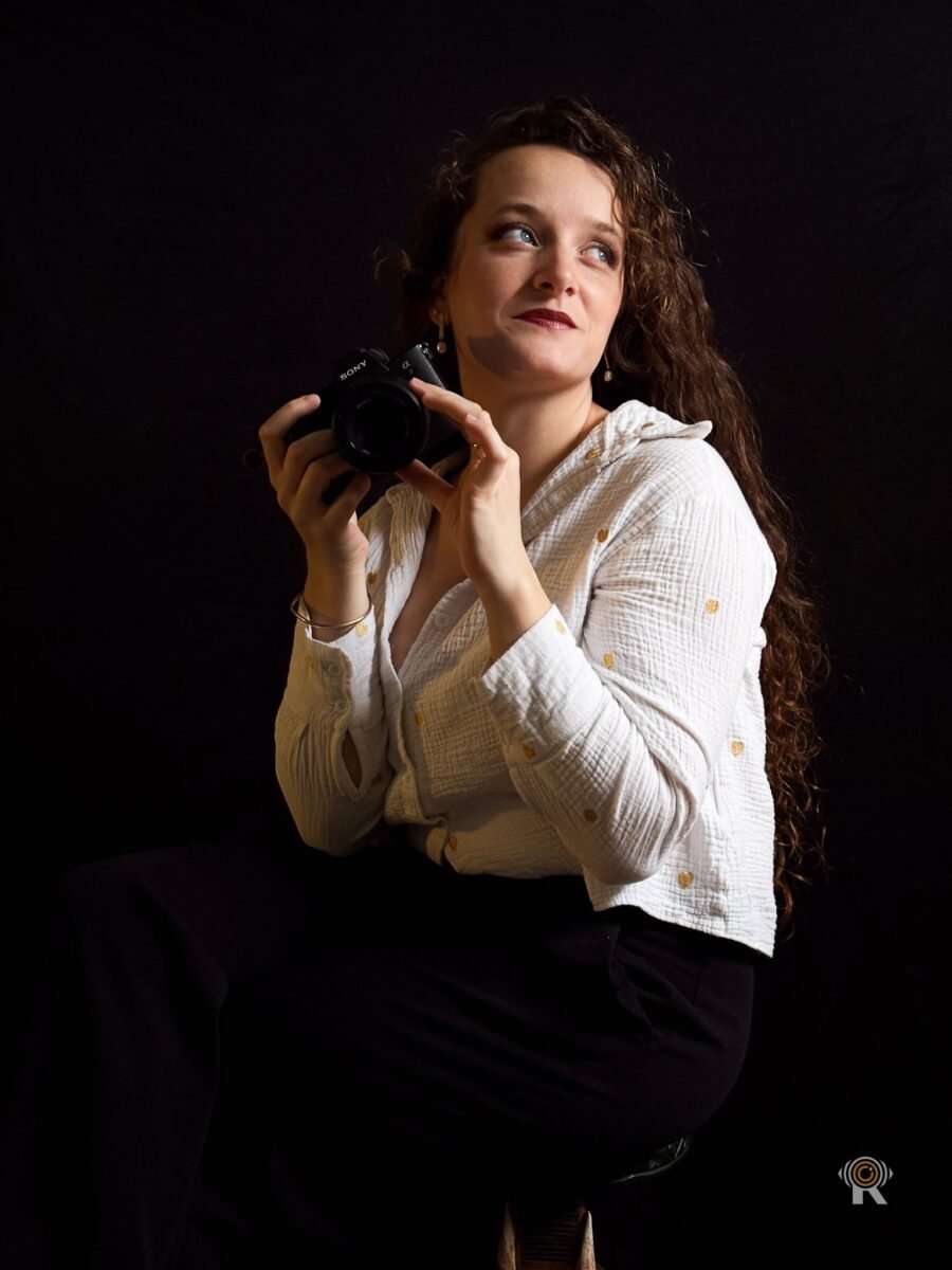 Jennifer Igreja, regard levé sur le côté, boîtier Sony tenu à deux mains devant elle