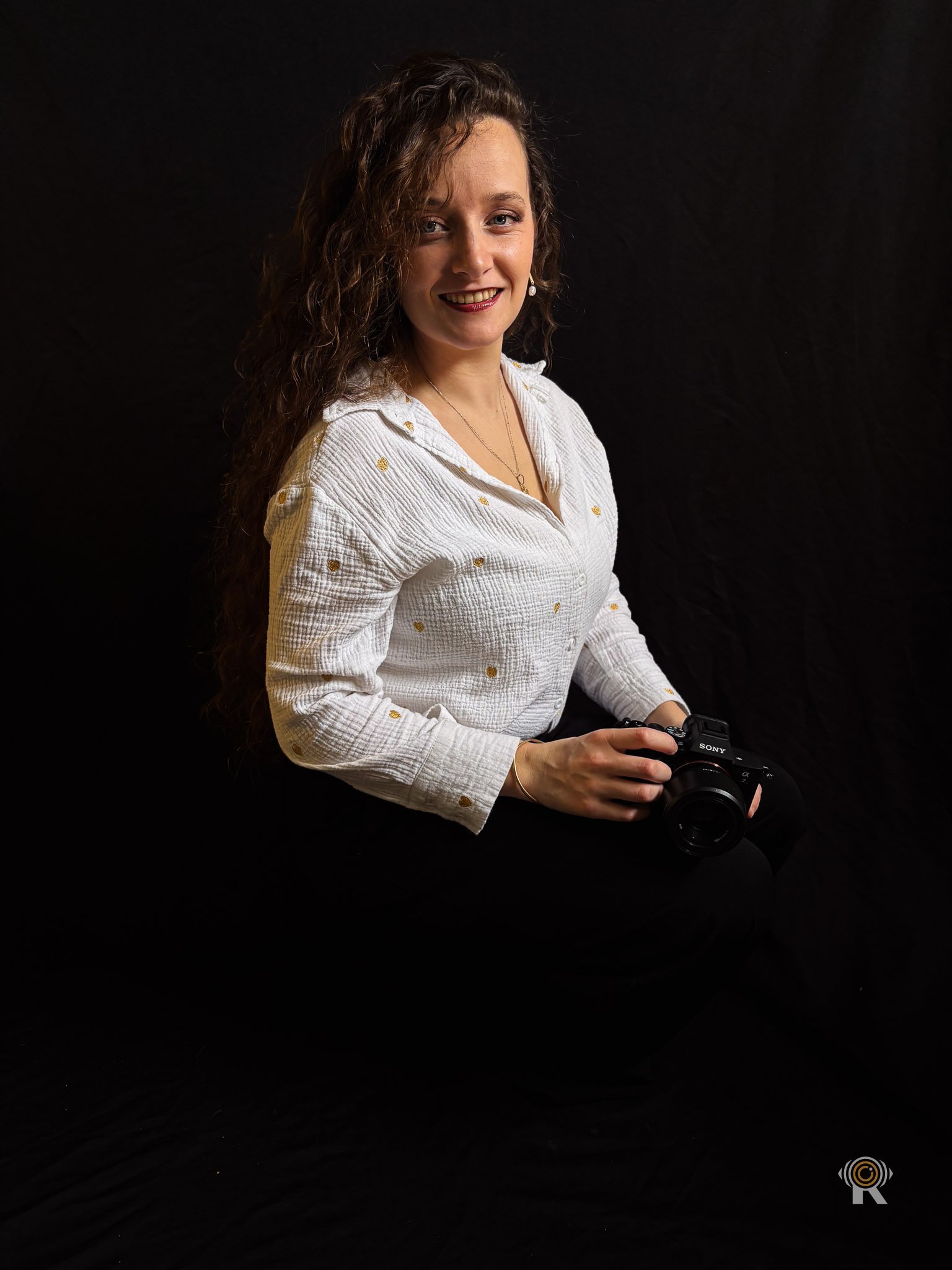 Jennifer Igreja avec son boîtier Sony, portrait Rufino Studio.