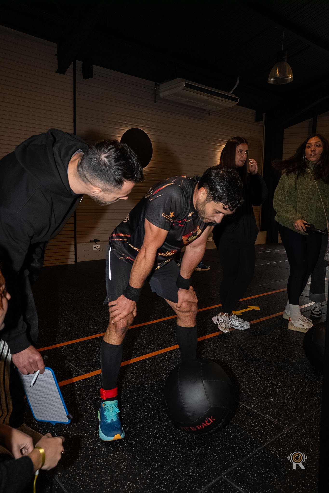 Coach encourageant un participant pendant l'effort, reportage documentaire.