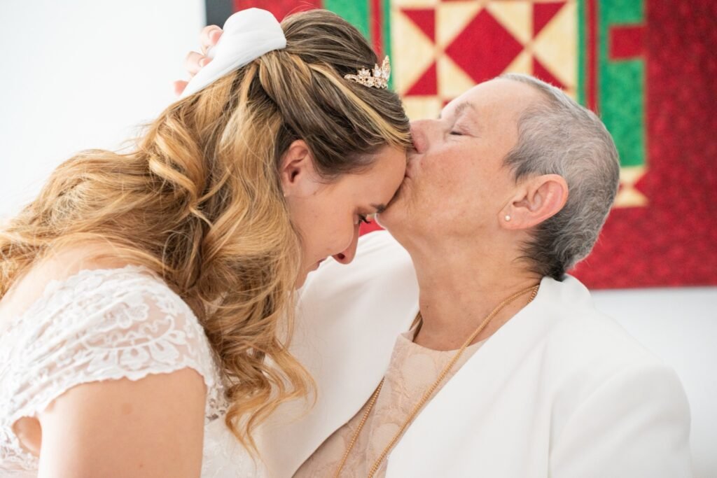 Cécile et sa mère pendant les préparatifs du mariage, Albi