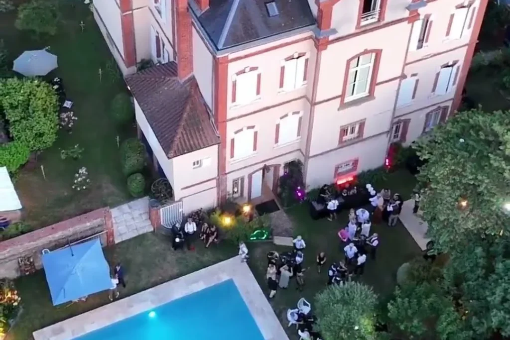 Vue aérienne au drone du lieu et de ses jardins pendant la fête