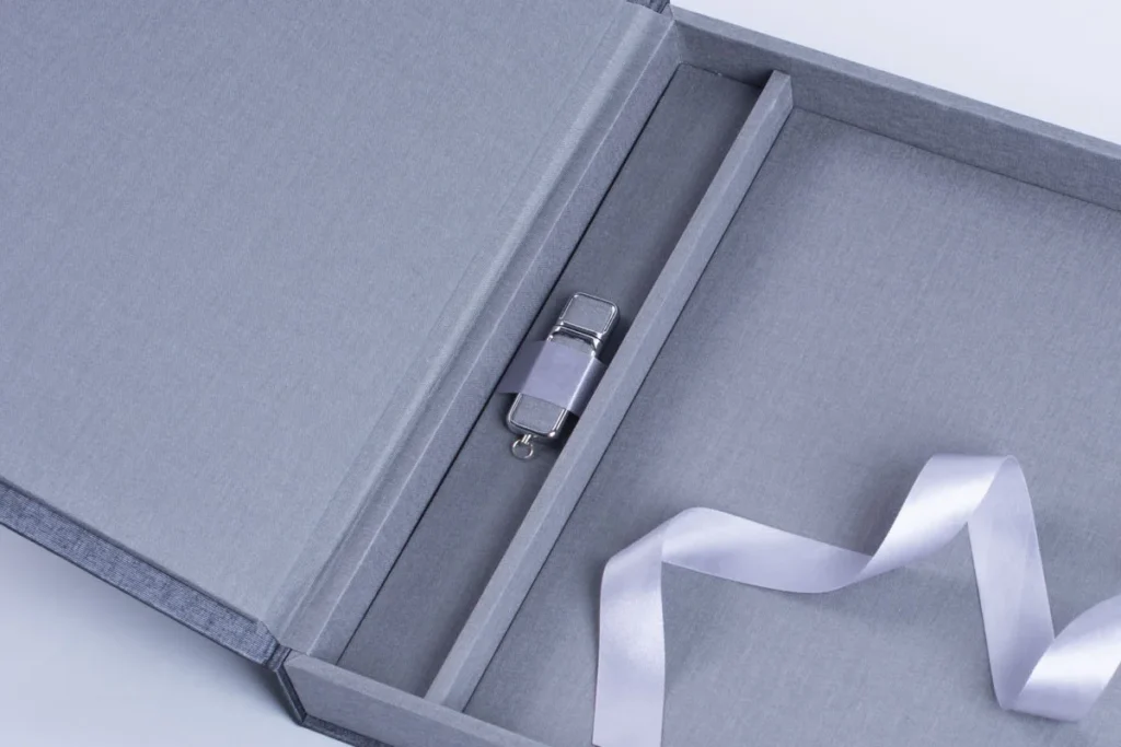 Clé USB dans son logement en tissu, à l’intérieur du coffret ouvert
