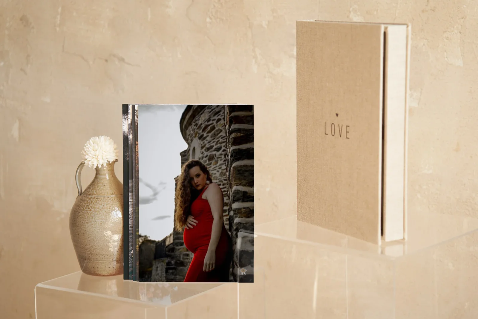 Coffret Découverte en lin avec ses tirages posés devant