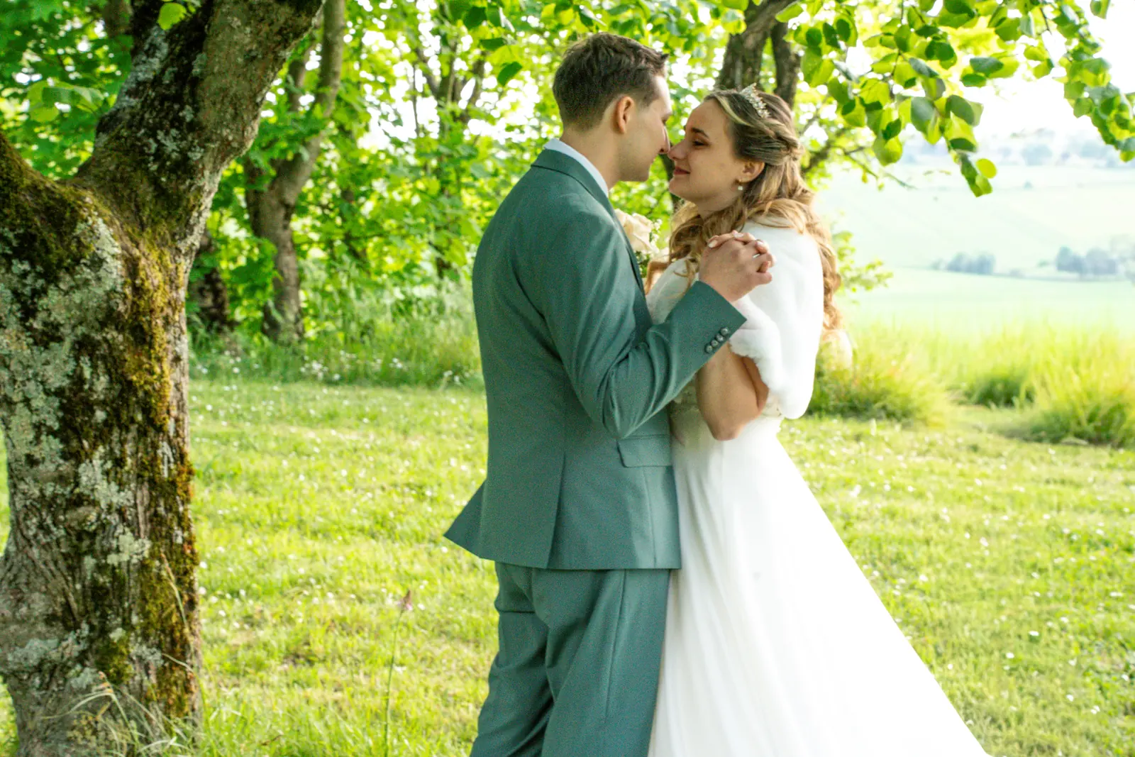 Cécile et Federico enlacés sous un arbre, photo livrée après retouche