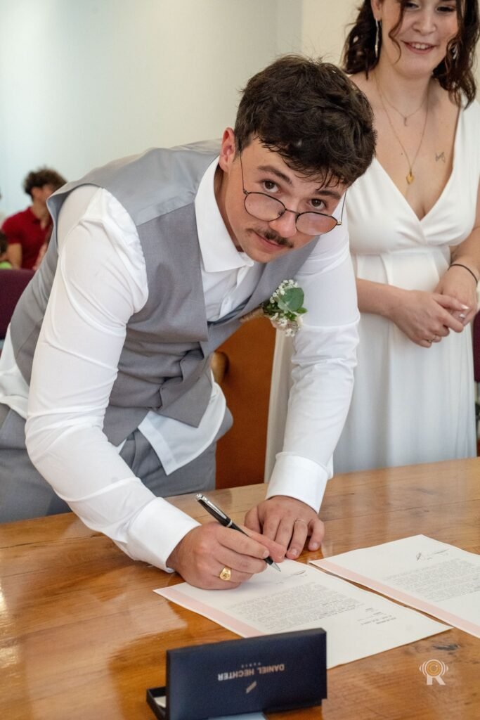 Nathan signe l'acte de mariage
