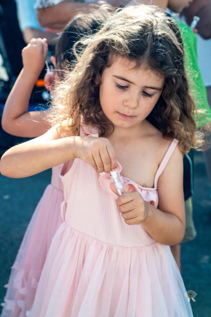 Une petite fille joue avec les pétales