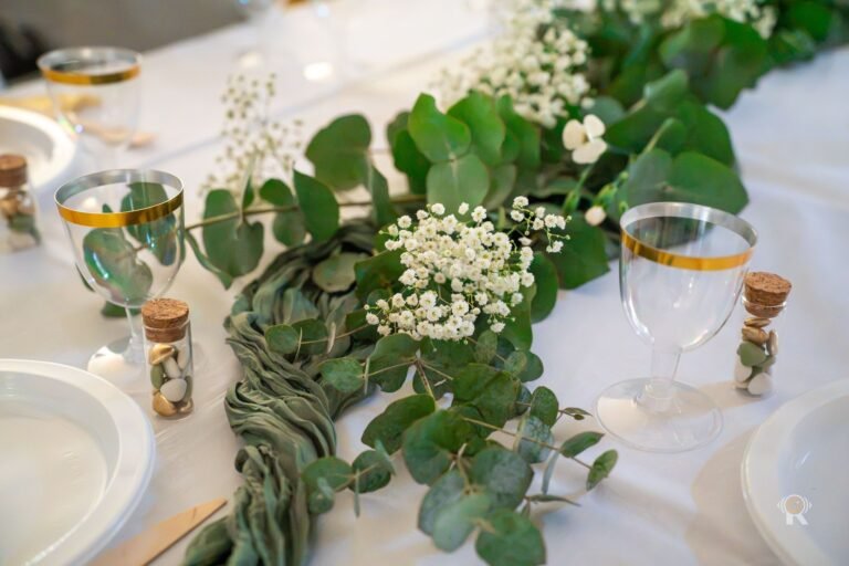 La table, eucalyptus et fleurs blanches