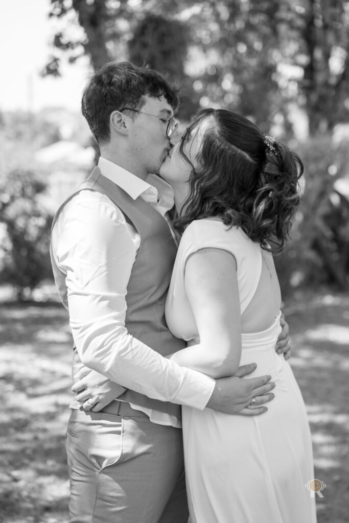 Jessica et Nathan s'embrassent sous les arbres