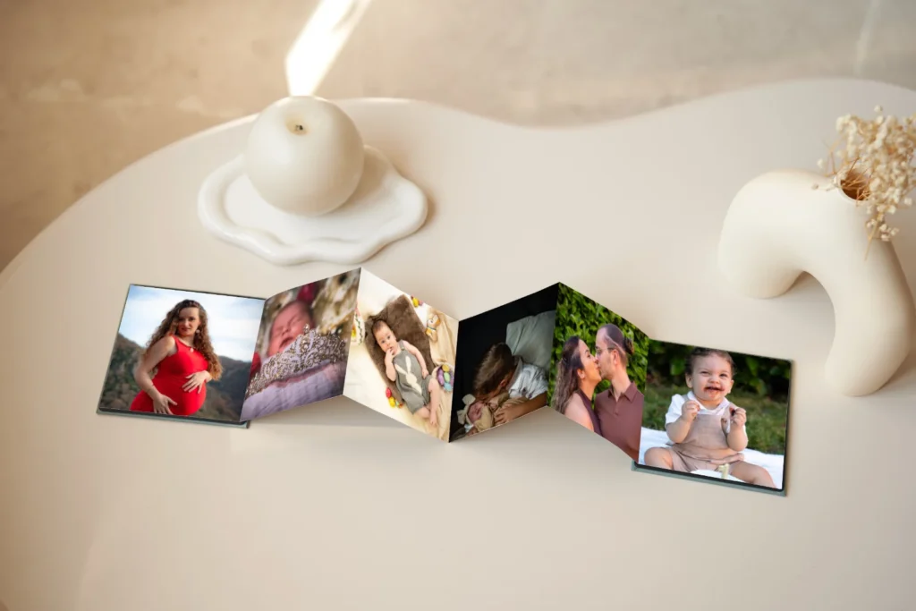 Mini livre accordéon déplié, six photos d'un seul geste