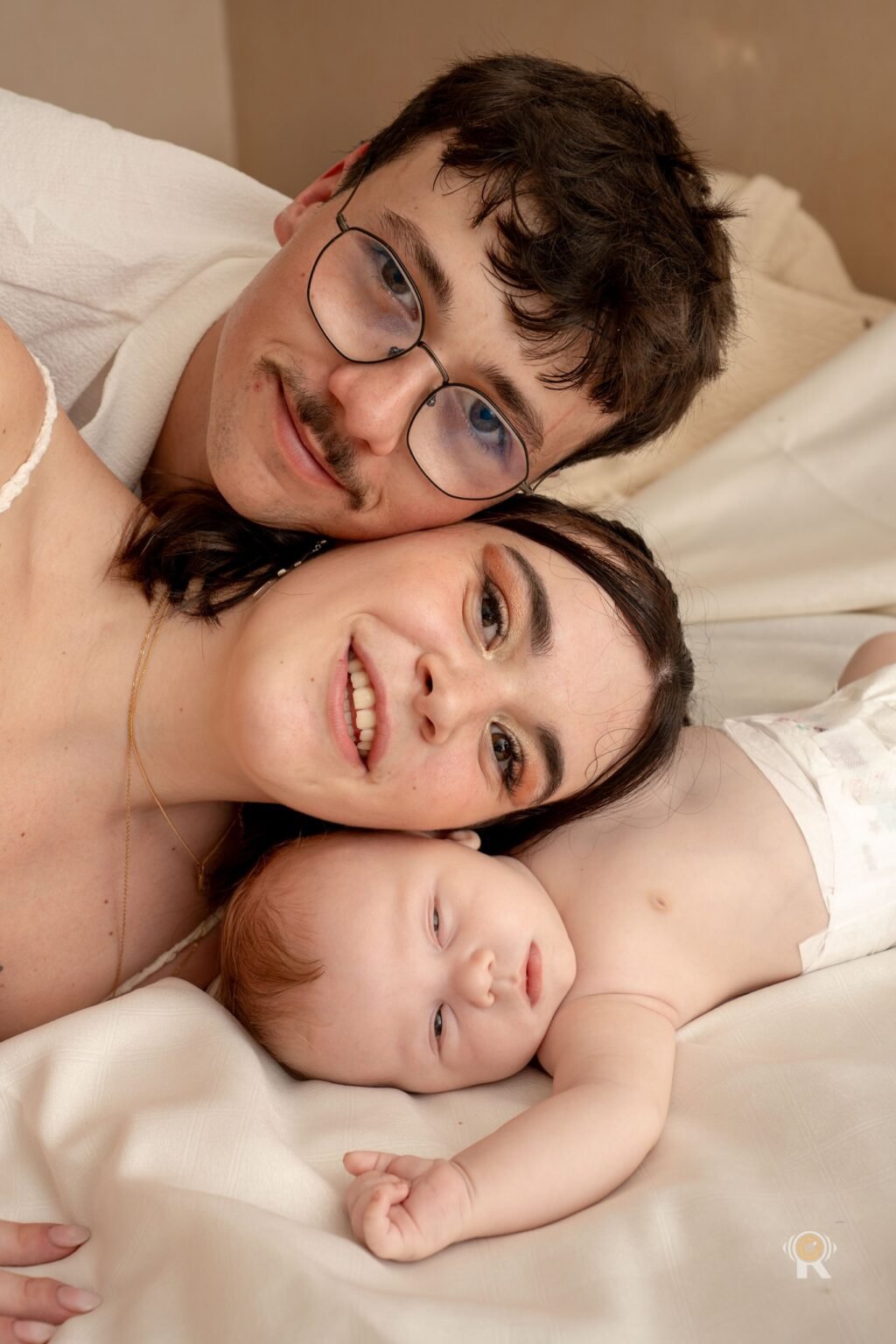 Louis et ses parents, leurs trois visages côte à côte.