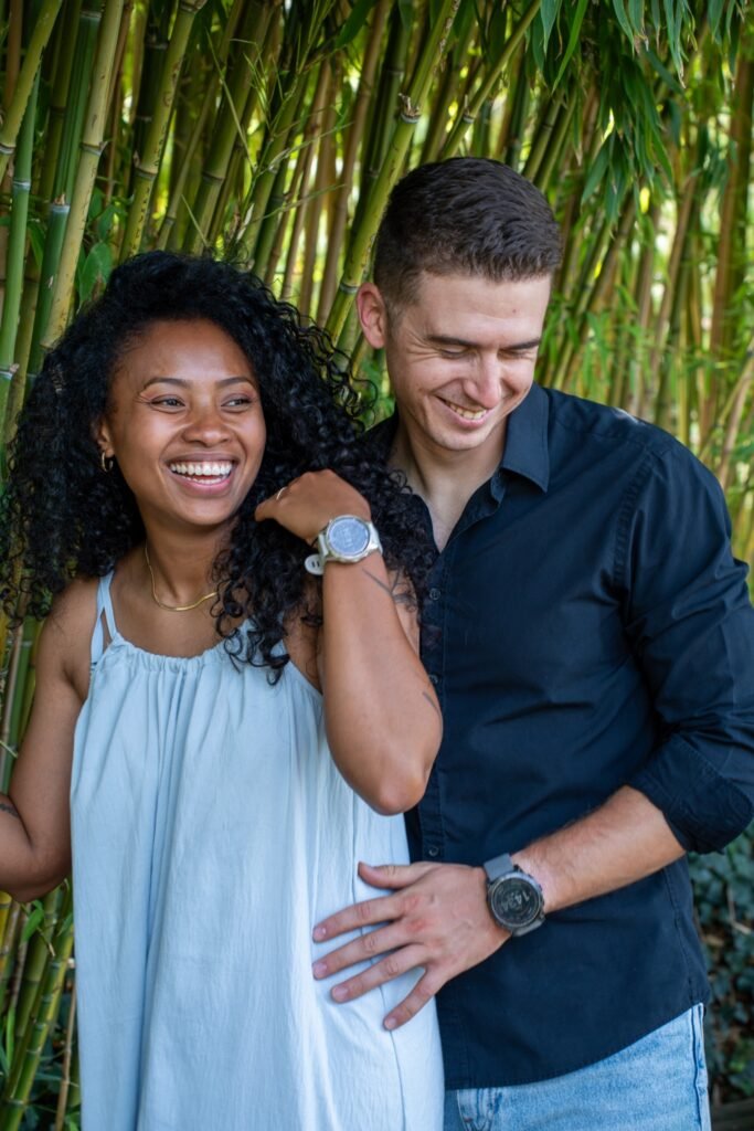 Victoria et Nathan qui rient ensemble devant les bambous du jardin japonais