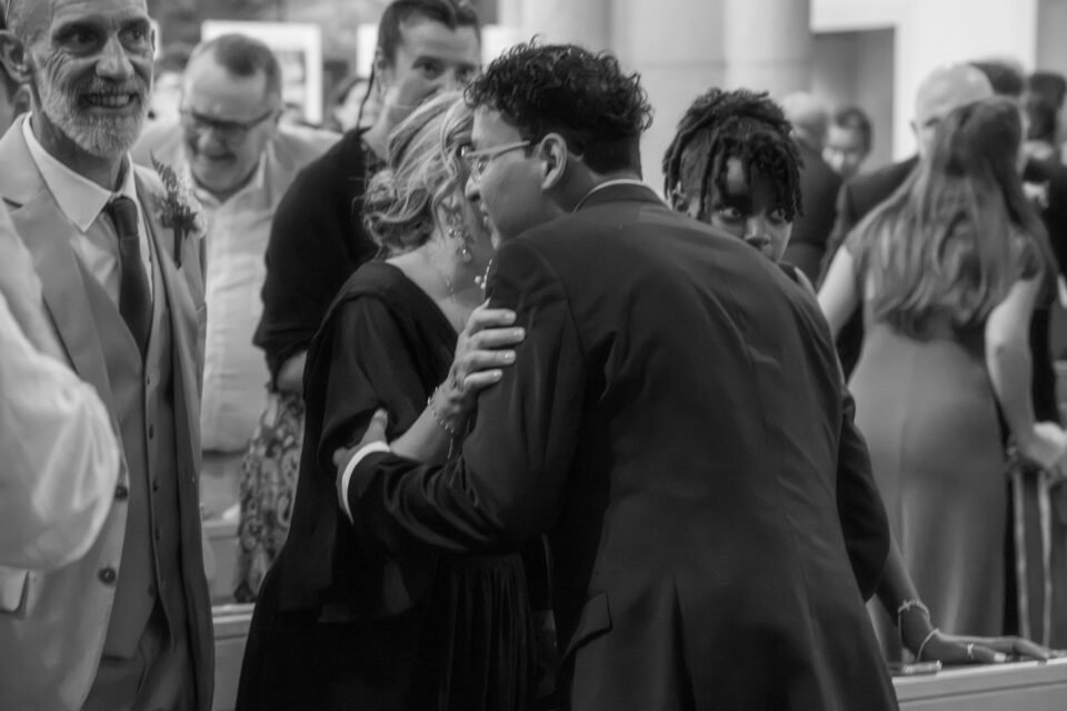 Accolade pour le signe de paix avec un invité, en noir et blanc.