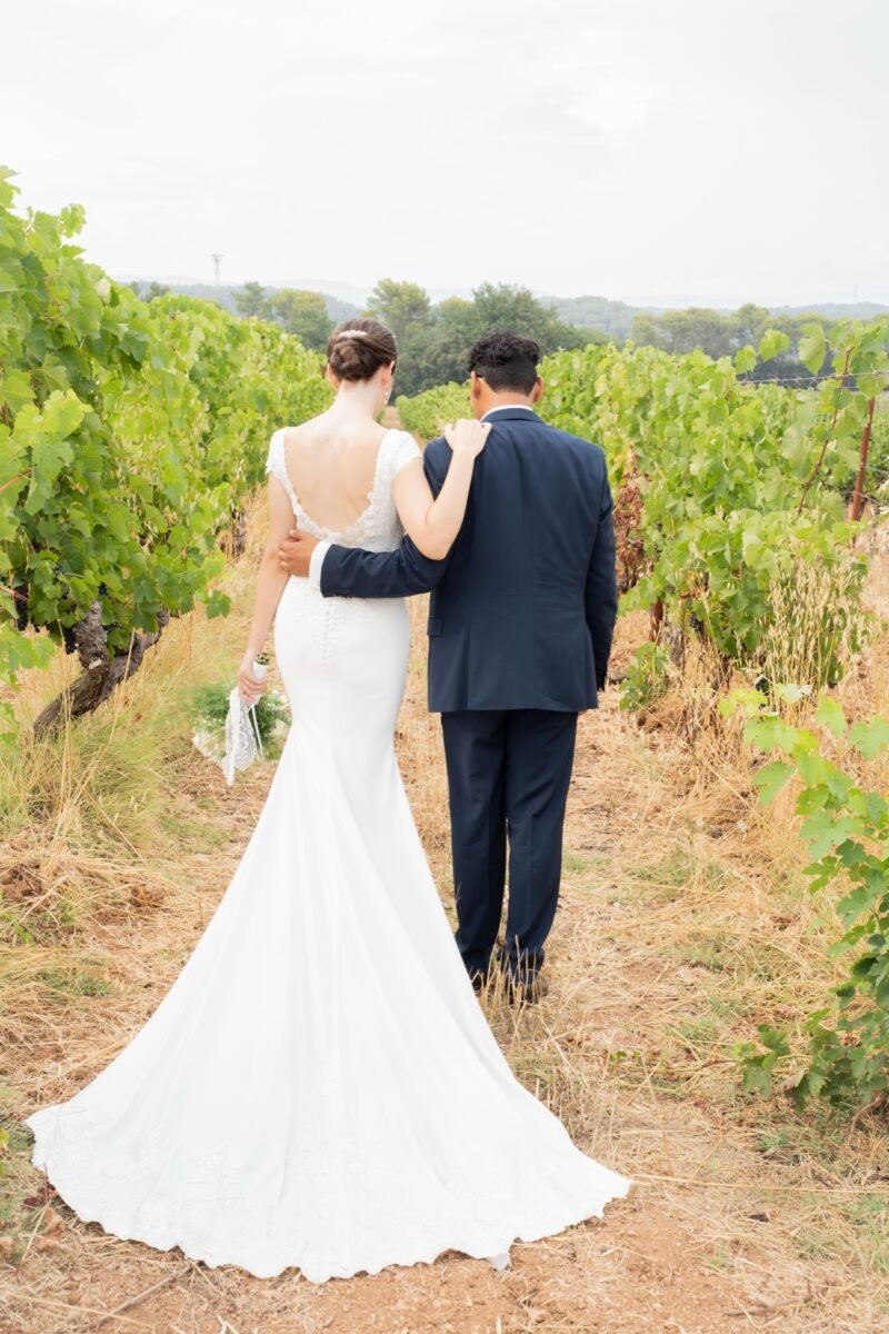 Ils avancent de dos dans la vigne, un bras sur l’épaule de l’autre.