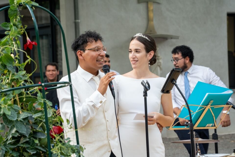 Les mariés avec le groupe de musique, il chante, elle le regarde.